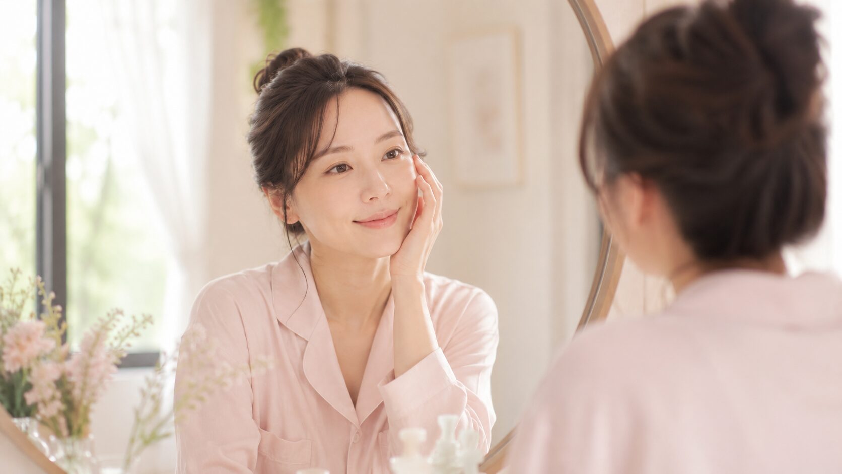 朝、鏡を見てすっきり穏やかにほほえむ50代女性