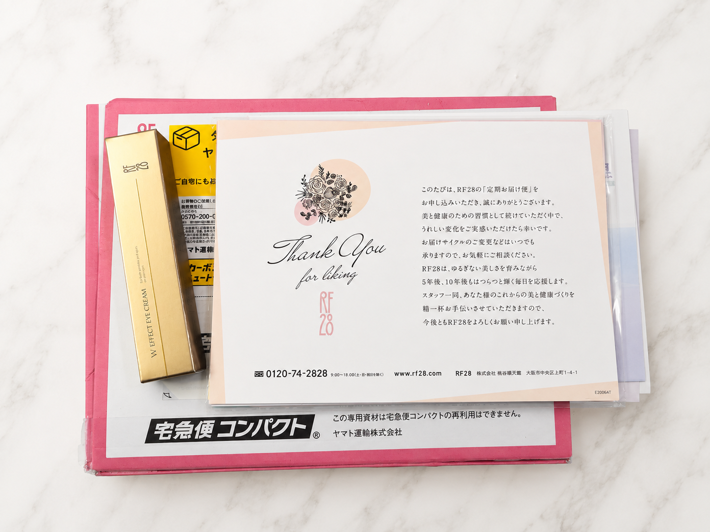 RF28の同梱物。使い方の説明とThank youカード