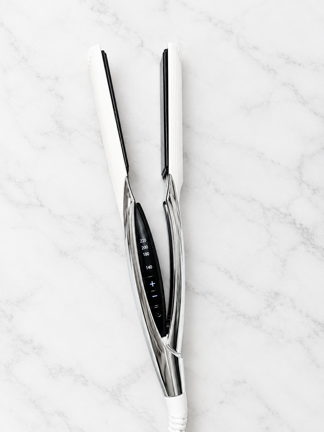 温度設定が表示されたReFa BEAUTECH STRAIGHT IRONの操作部